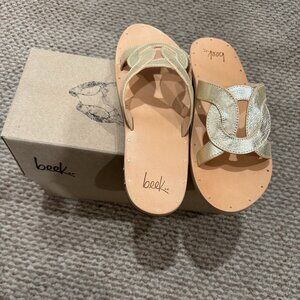 NIB beeks Batis Platinum flat woobatis sandals